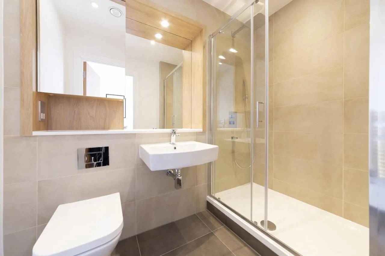 Stylish Family Sized 2 Bedroom Apartment London