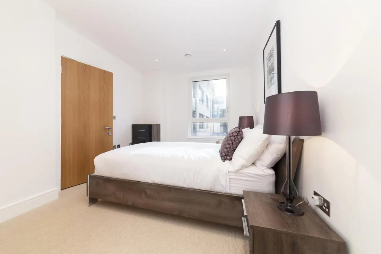 Stylish Family Sized 2 Bedroom Apartment London 0*,