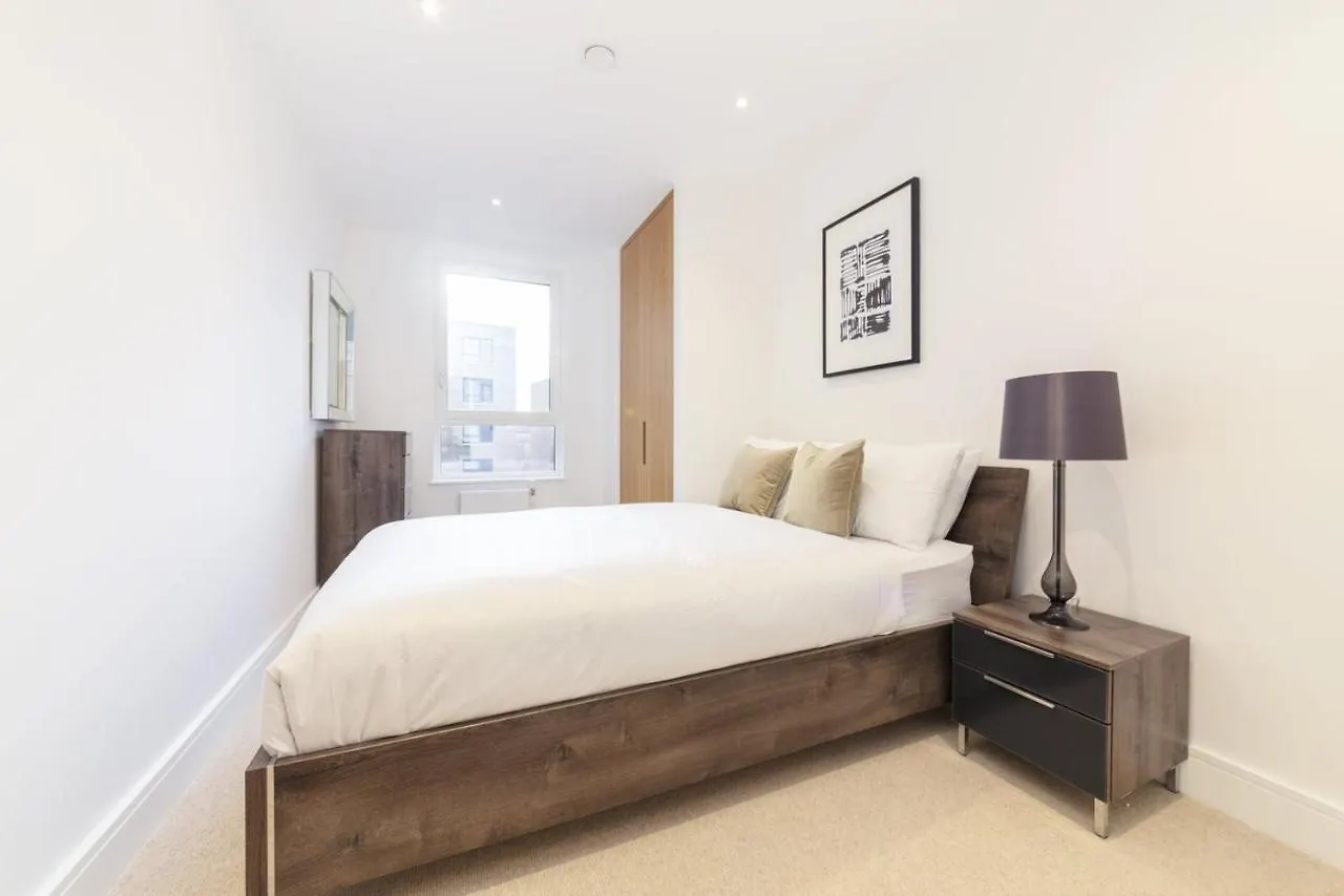 Stylish Family Sized 2 Bedroom Apartment London