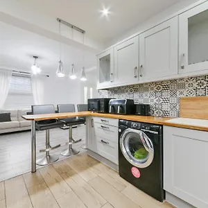 Apartment Bromley Serviced - Beckenham Place Park - - 2 Bed House - Free Parking - 2 Beds 1 Sofabed, London